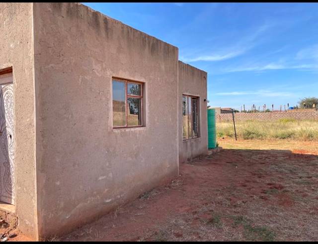 2 BEDROOM HOUSE FOR SALE IN LEBOWAKGOMO ZONE A